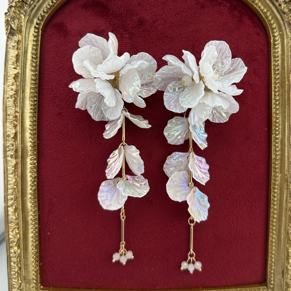 Zara Kate Middleton Elegant White Floral Drop Earrings - Picture 4 of 7